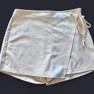 Francesca's Collections Cream Skort